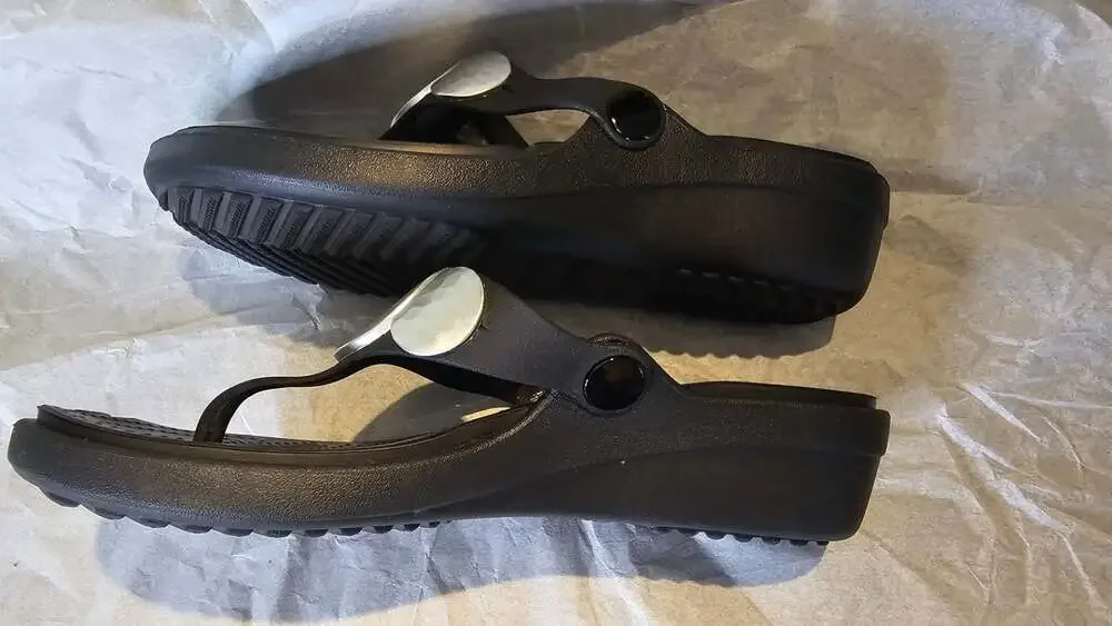 Crocs Sanrah Hammered Circle Wedge Flip Sandals Size 6